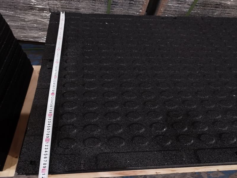 Checklist graphic showing good vs bad rubber flooring specs